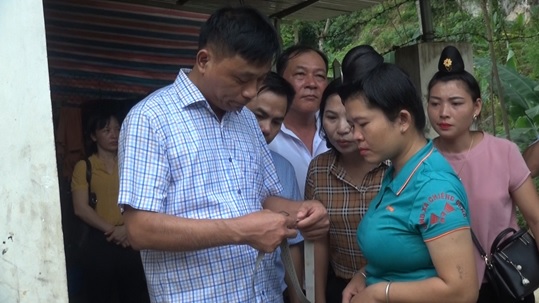 Đồng chí Vũ Văn Đức kiểm tra mô hình phát triển kinh tế tại xã Chiềng Đông.