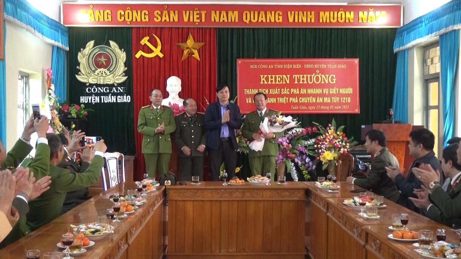 Công an huyện được khen thưởng thành tích xuất sắc trong đấu tranh chuyên án giết người và triệt phá chuyên án ma túy 1210