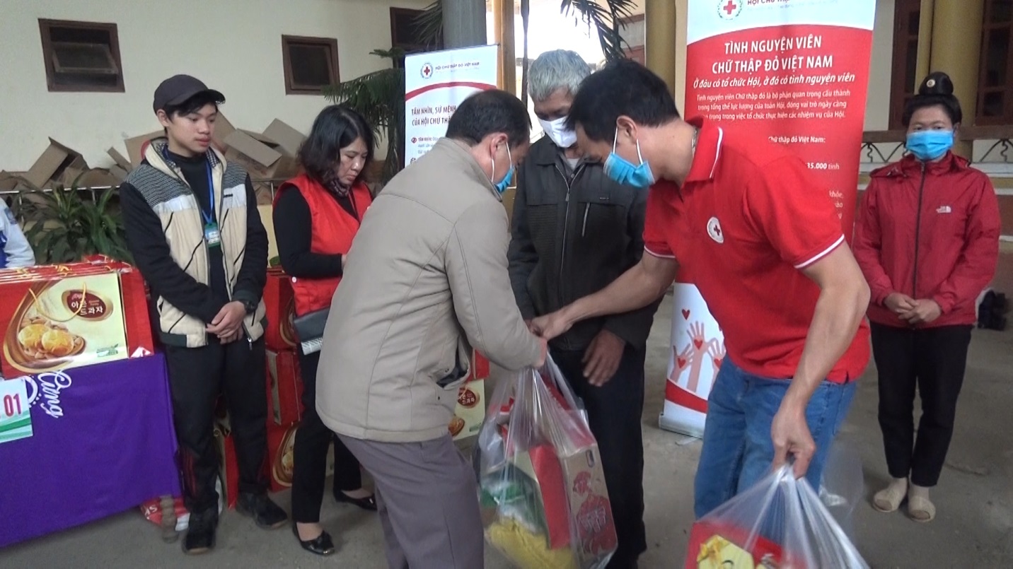Hội Chữ thập đỏ huyện Tuần Giáo tặng quà tết