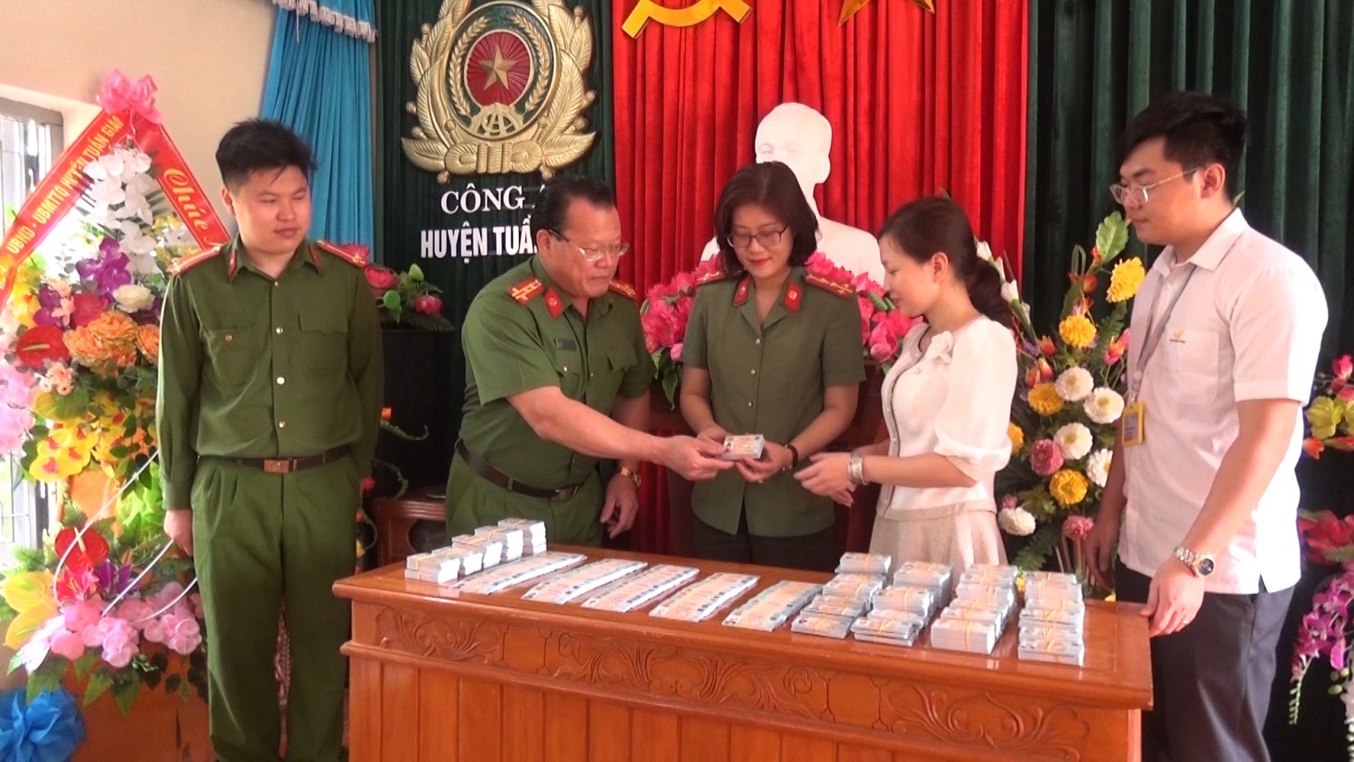 Tuần Giáo tiếp nhận bàn giao trên 1.500 căn cước đầu tiên cho người dân