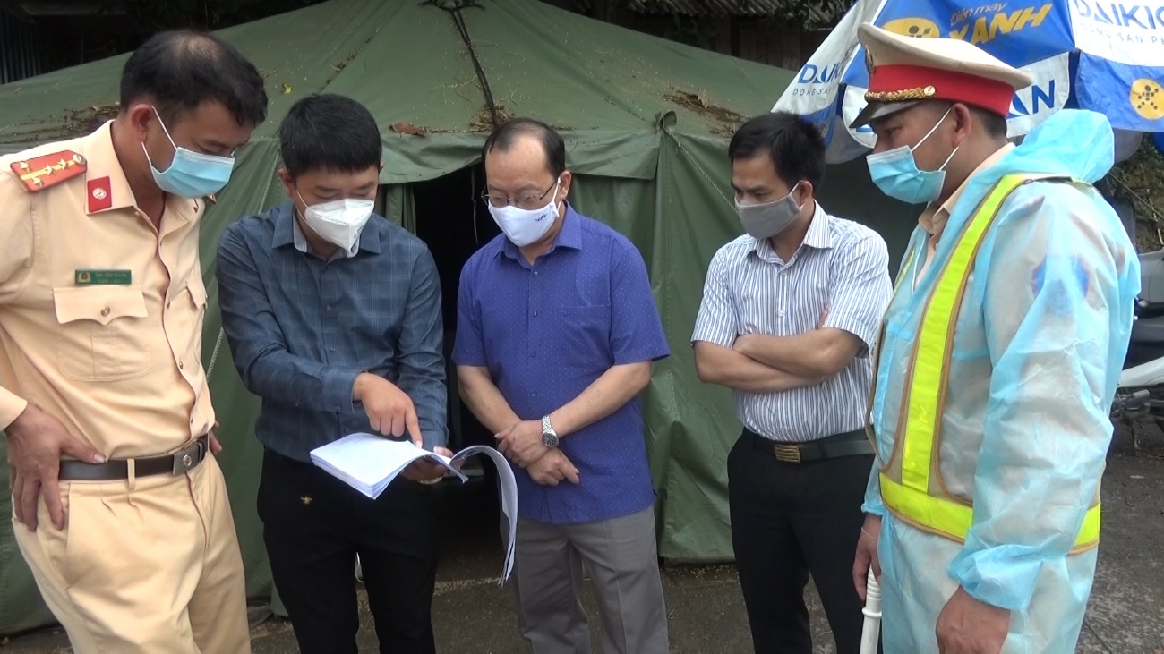 Đồng chí Mùa Va Hồ - Phó chủ tịch UBND huyện kiểm tra các chốt kiểm soát dịch Covid-19 trên địa bàn huyện
