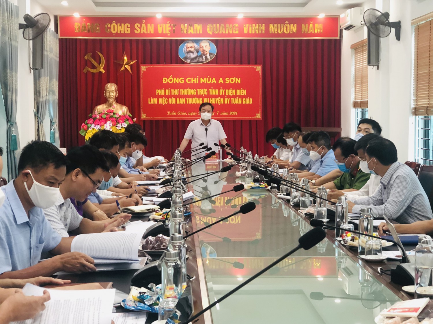 Phó Bí thư Thường trực Tỉnh ủy Mùa A Sơn làm việc với huyện Tuần Giáo