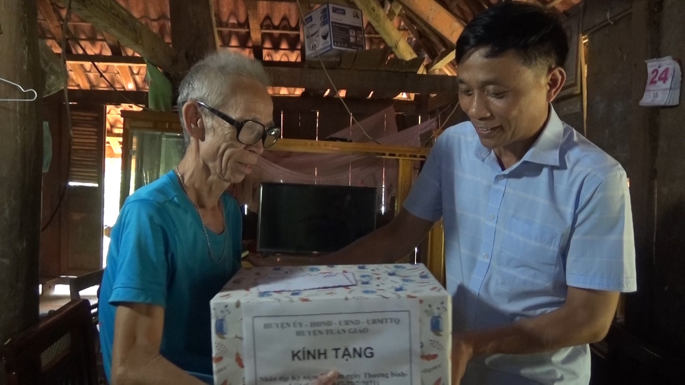 Các đồng chí Lãnh đạo Huyện thăm, tặng quà gia đình chính sách nhân kỷ niệm 74 năm ngày Thương binh - Liệt sỹ