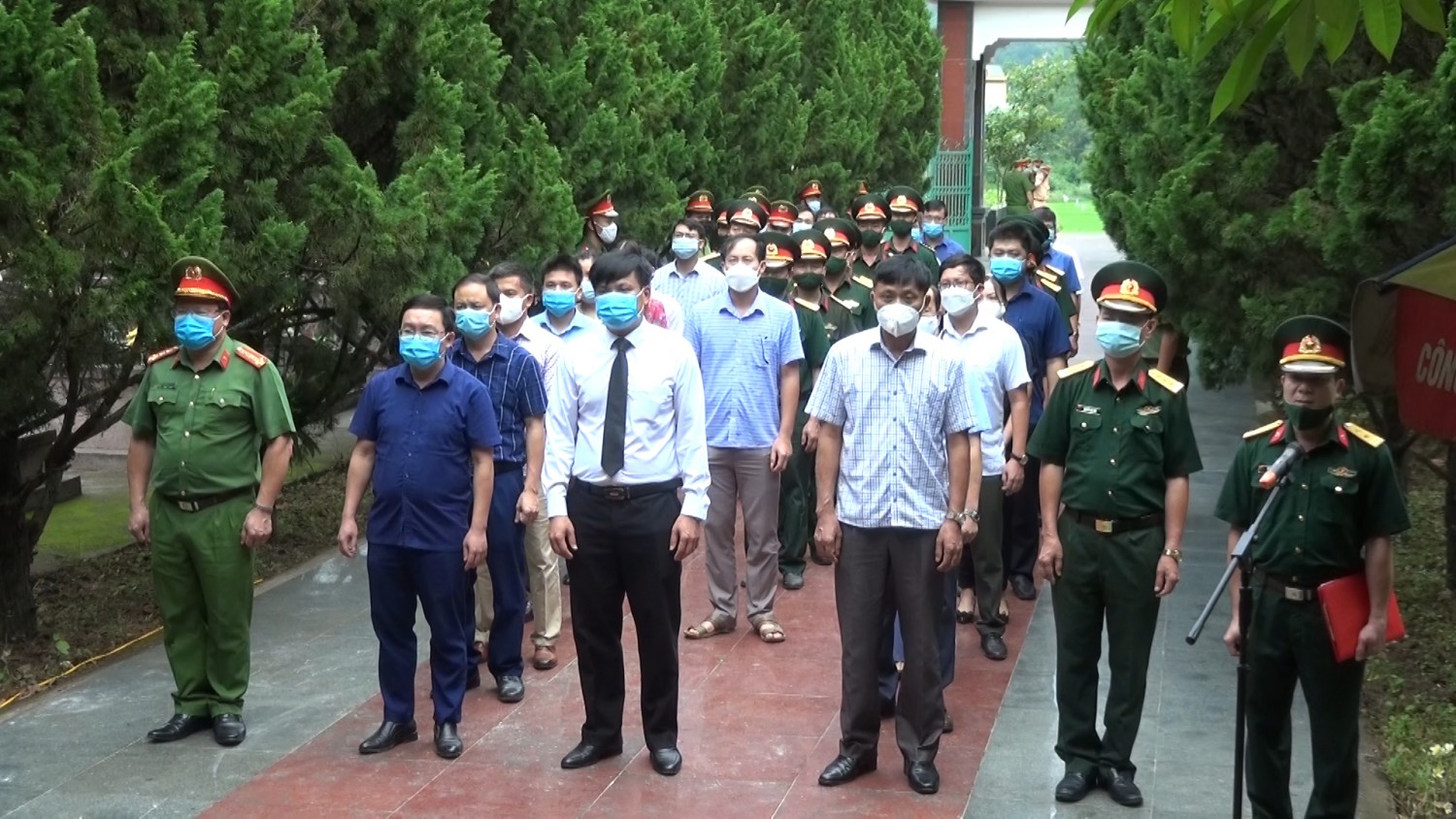 Lễ dâng hương và thắp nến tri ân tại Nghĩa trang liệt sỹ nhân kỷ niệm 74 năm ngày Thương binh - Liệt sỹ