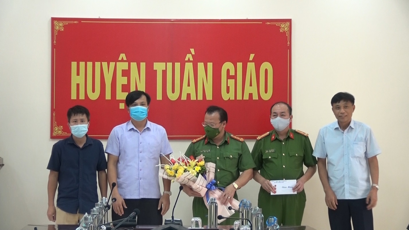 Huyện Tuần Giáo trao thưởng cho Công an huyện Tuần Giáo phá thành công chuyên án ma túy thu giữ 9 bánh Hêroin