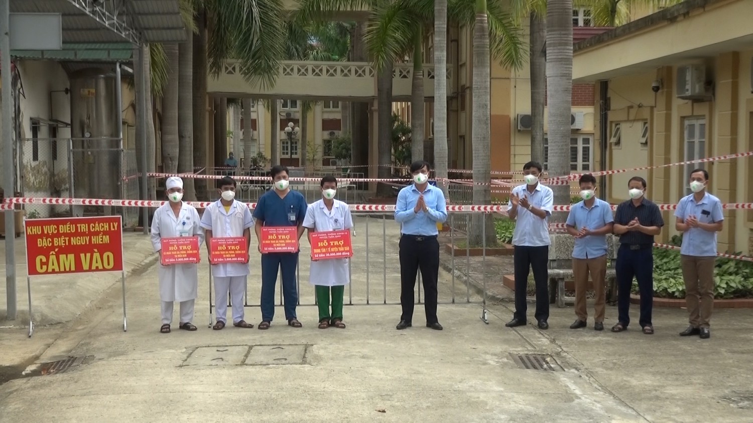 Lãnh đạo huyện trao quà cho TTYT huyện và các y, bác sĩ hoàn thành nhiệm vụ chi viện cho TP HCM chống dịch trở về