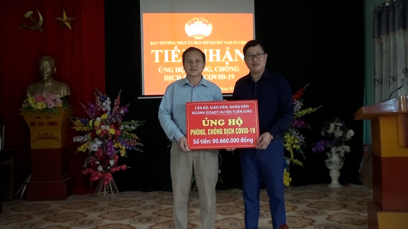 Phòng GD&ĐT huyện Tuần Giáo trao tiền hỗ trợ Covid cho MTTQ huyện