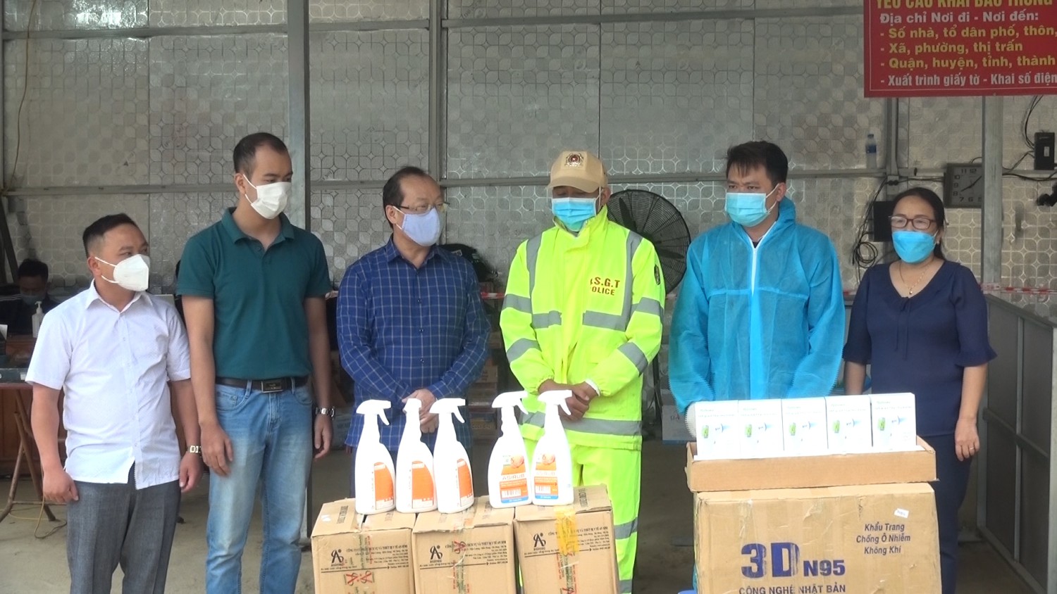 Tổ chức trẻ em rồng xanh tặng quà chốt phòng chống Covid -19