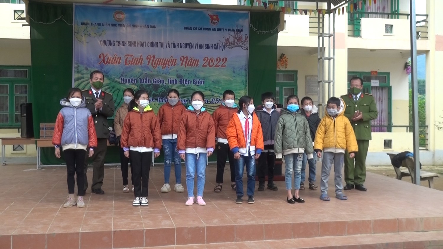 Đoàn cơ sở Công an huyện Tuần Giáo với Đoàn thanh niên Học viện an ninh nhân dân trao quà cho các em học sinh