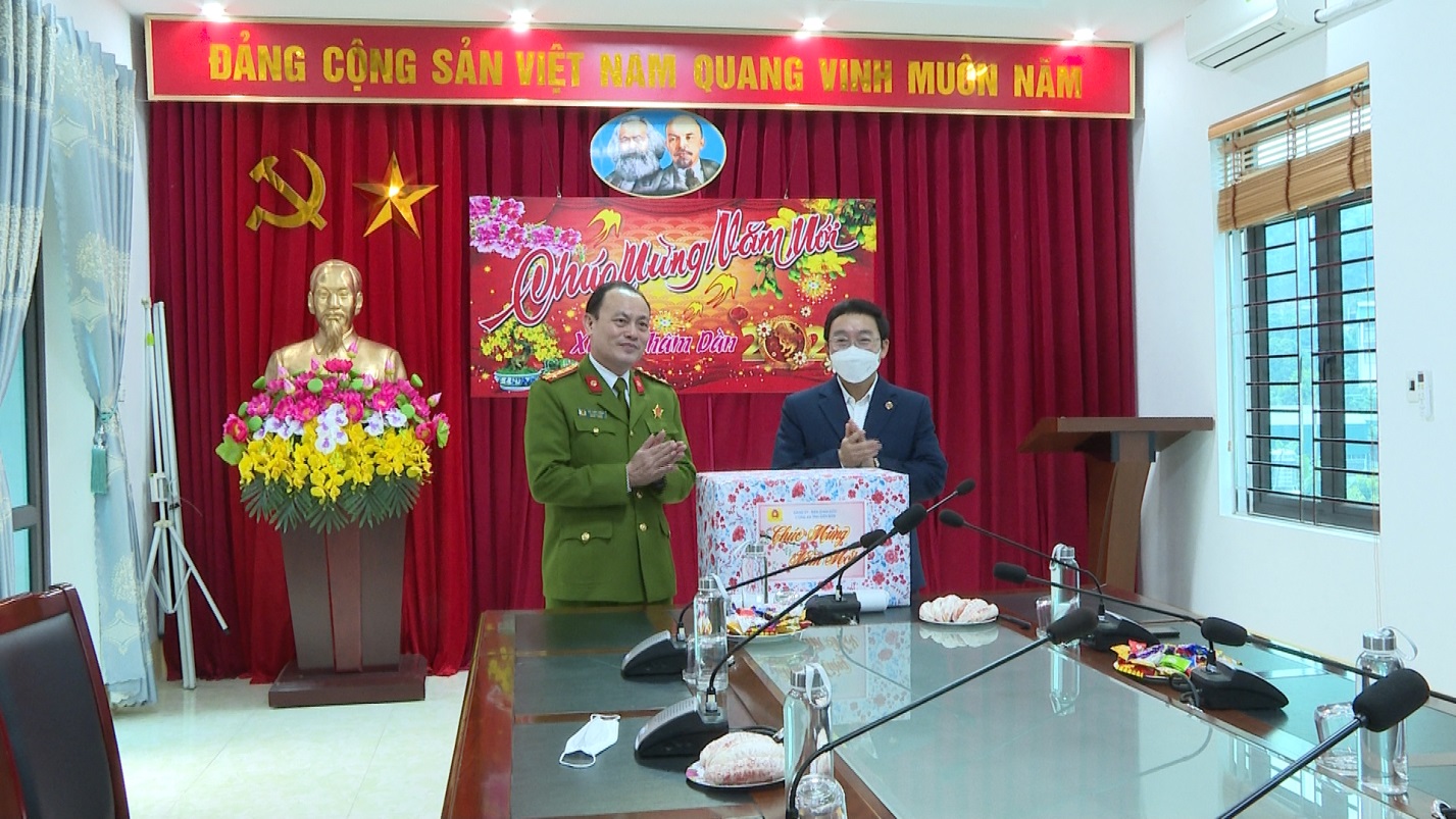 Đại Tá Vũ Tiến Dũng, PGĐ Công an Tỉnh thăm chúc tết Huyện ủy Tuần Giáo