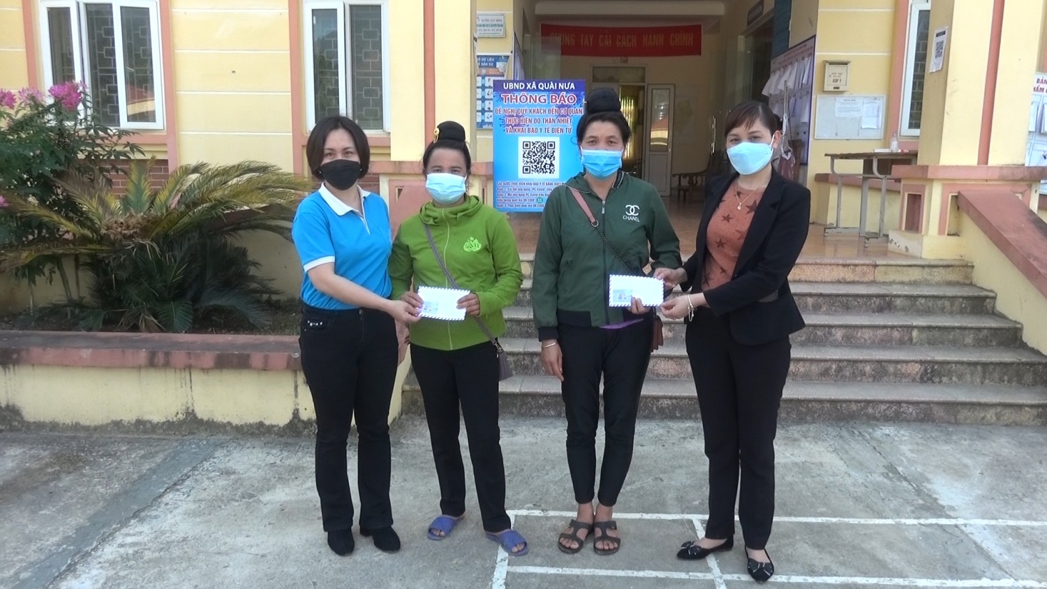 Hội LHPN huyện Tuần Giáo tặng quà tết cho phụ nữ có hoàn cảnh khó khăn