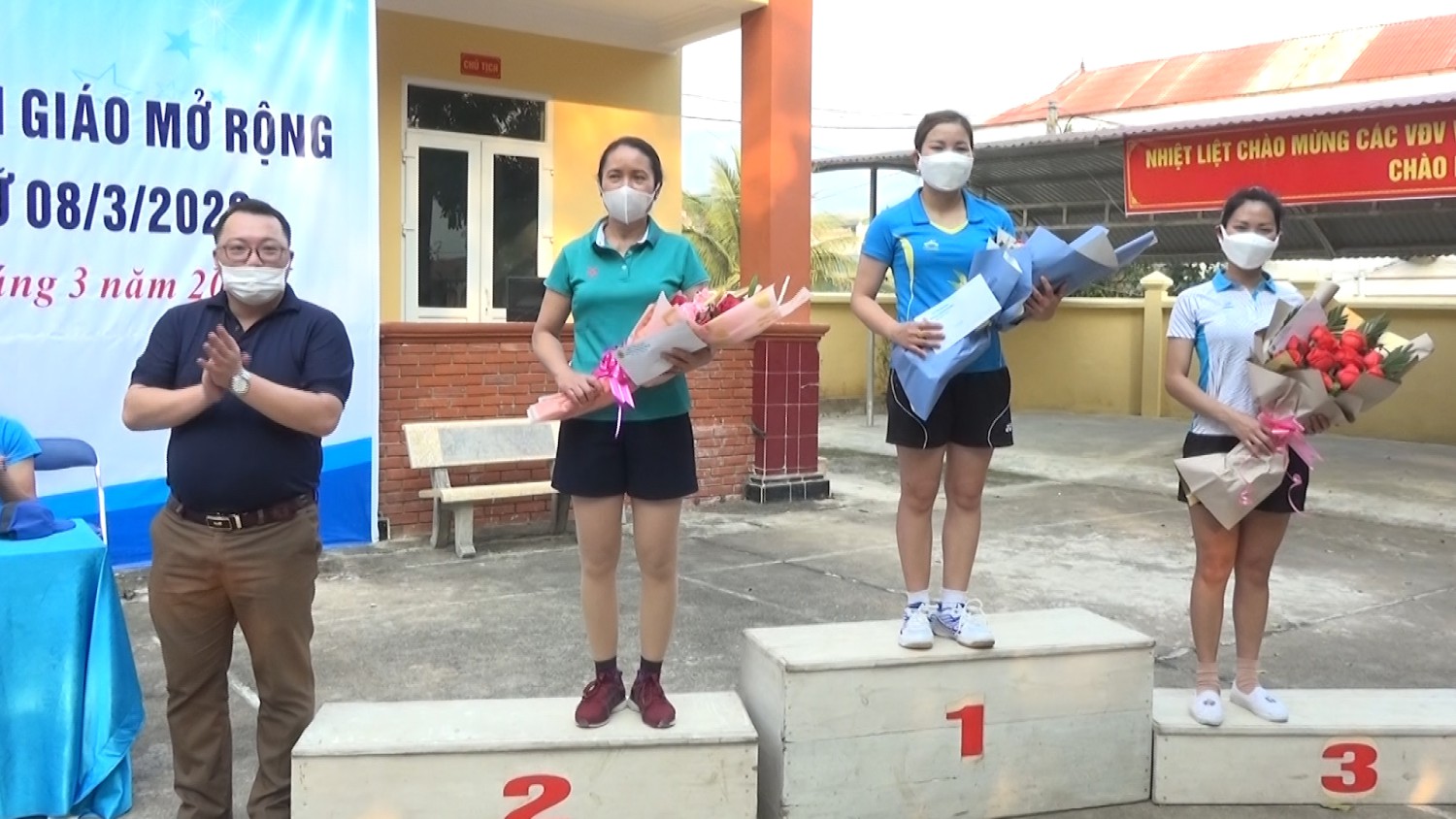 Tuần Giáo trao 07 giải cho các vận động viên dự Giải bóng chuyền hơi