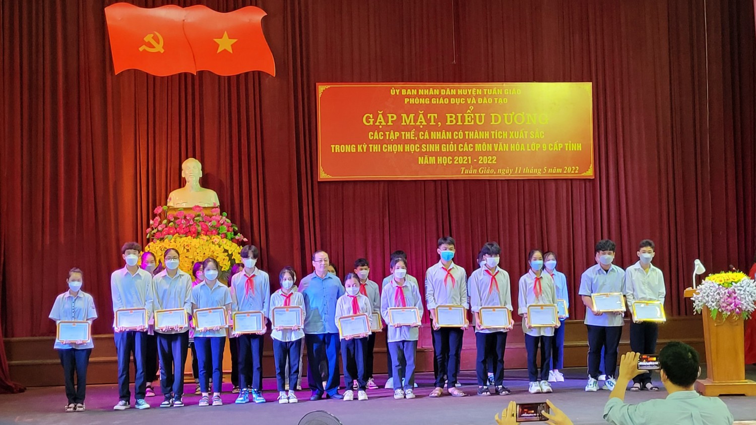 Tuần Giáo: Tuyên dương khen thưởng học sinh giỏi và giáo viên có thành tích bồi dưỡng học sinh giỏi năm học 2021 - 2022