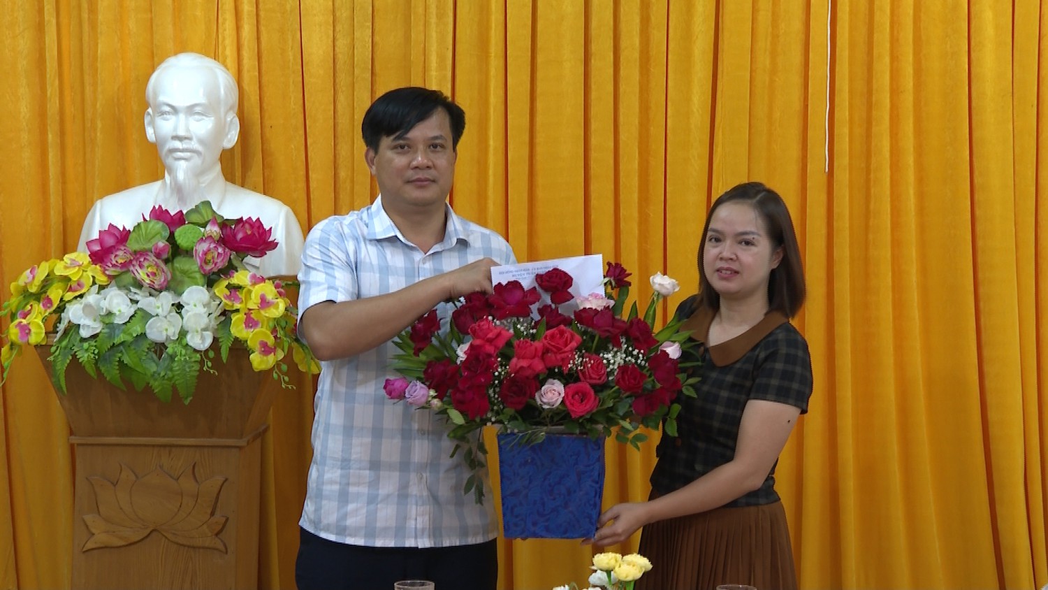 Lãnh đạo huyện Tuần Giáo thăm và chúc mừng ngày Báo chí cách mạng Việt Nam 21/6