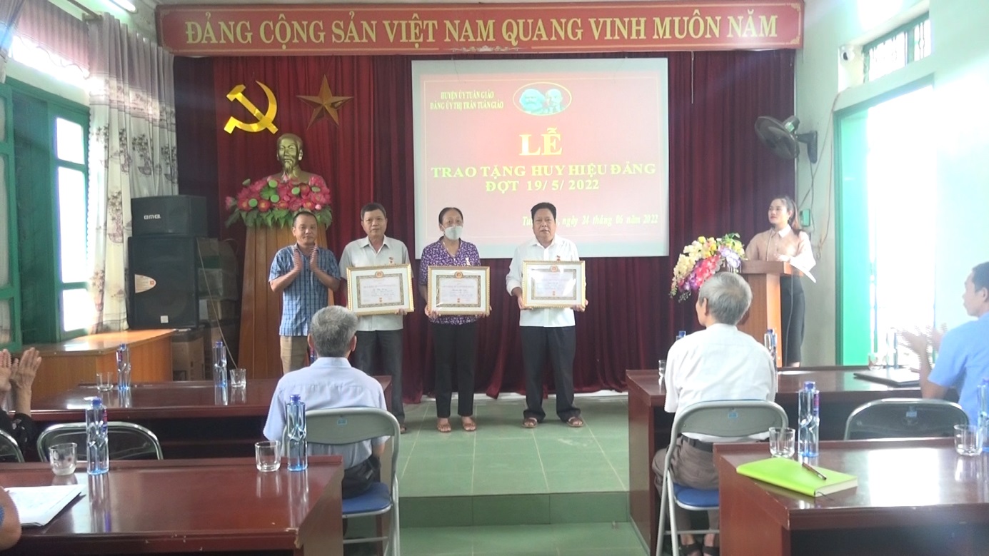 Đảng bộ Thị trấn Tuần Giáo trao huy hiệu Đảng đợt 19/5