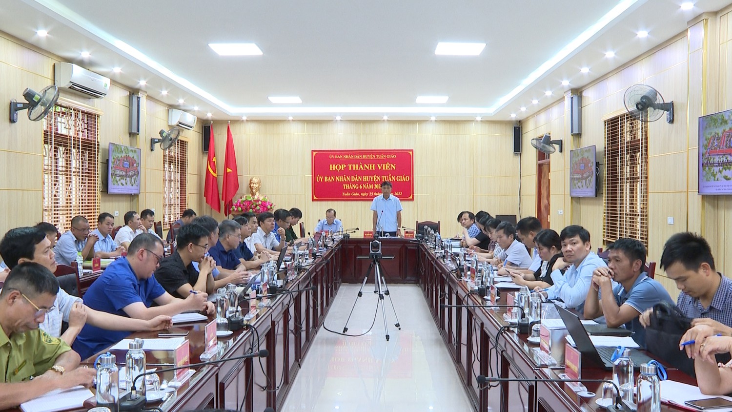 Họp thành viên UBND huyện tháng 6 năm 2022