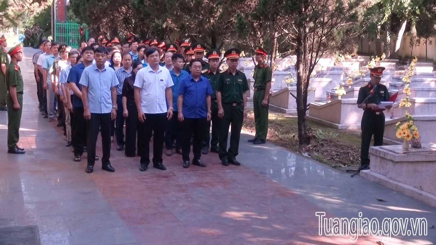 Lãnh đạo huyện Tuần Giáo viếng nghĩa trang liệt sĩ nhân kỷ niệm 75 năm Ngày Thương binh Liệt sĩ