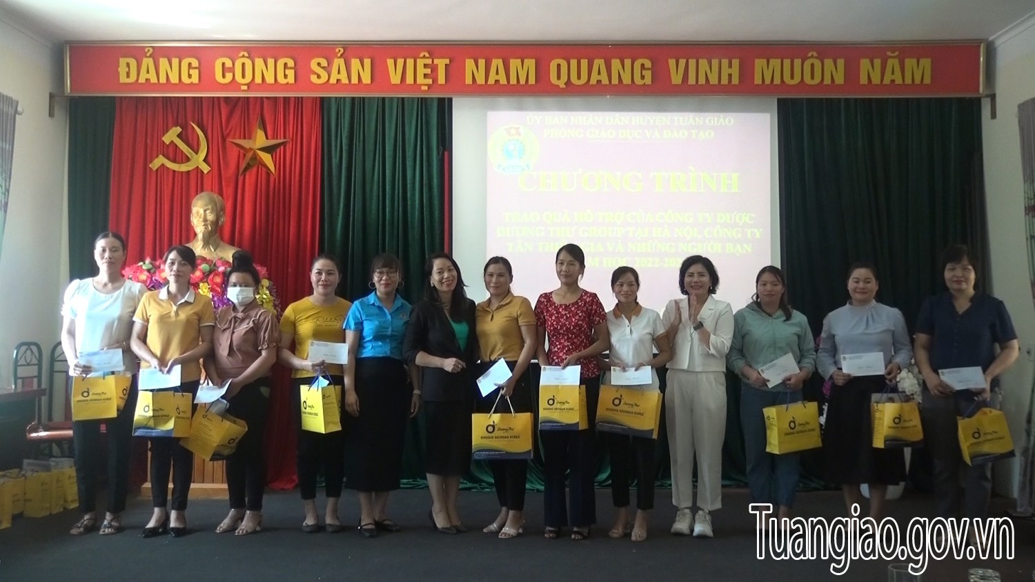 Trao tặng nhiều suất quà cho giáo viên có hoàn cảnh khó khăn