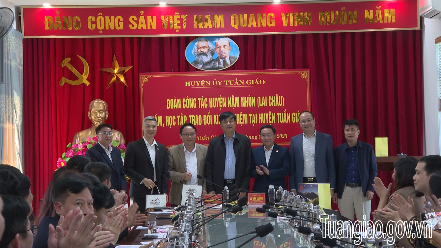 Đoàn công tác của Huyện ủy Nậm Nhùn thăm và làm việc tại huyện Tuần Giáo