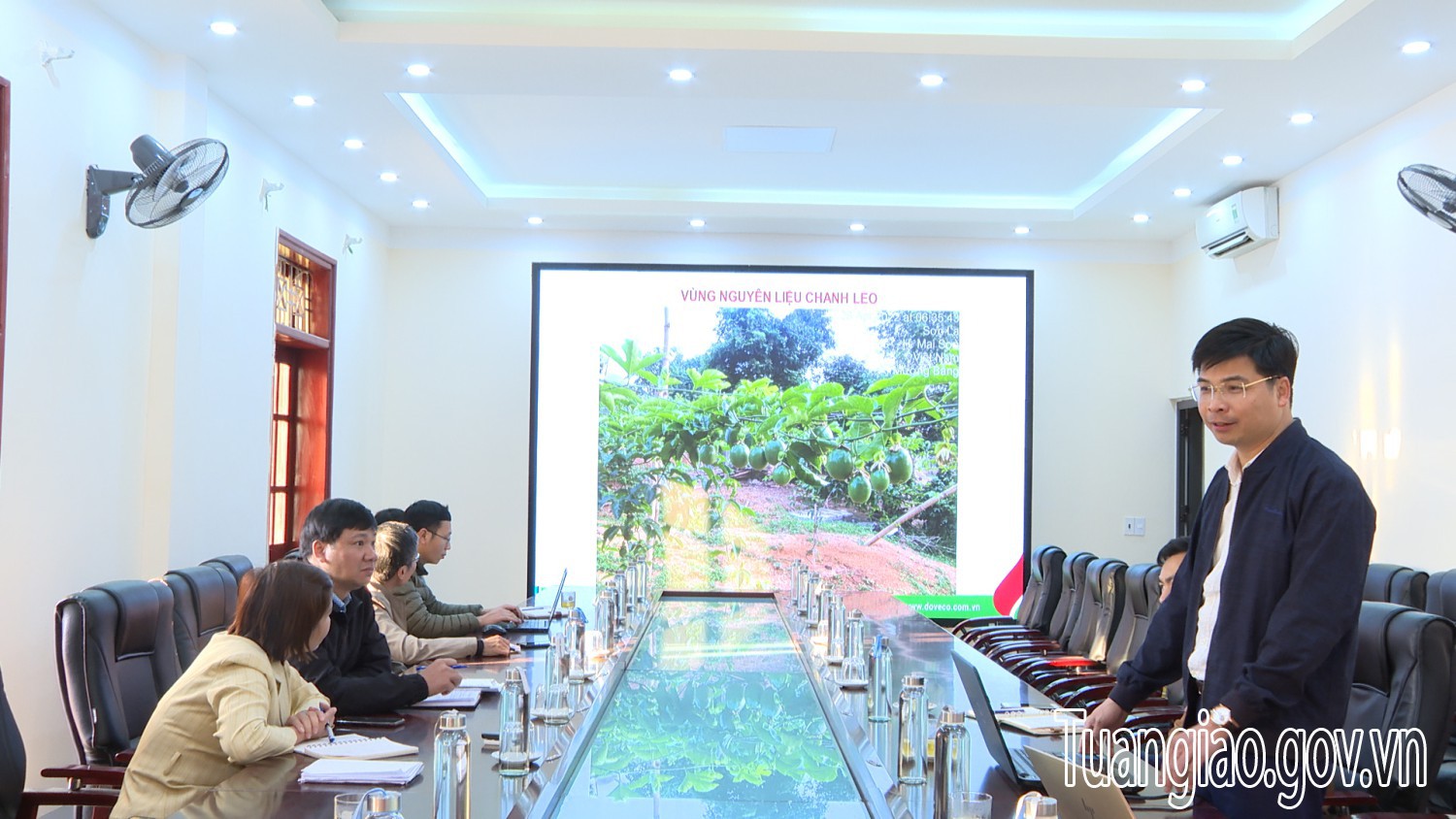 Công ty Cổ phần thực phẩm xuất khẩu Đồng Giao (DoVeCo) làm việc tại huyện Tuần Giáo