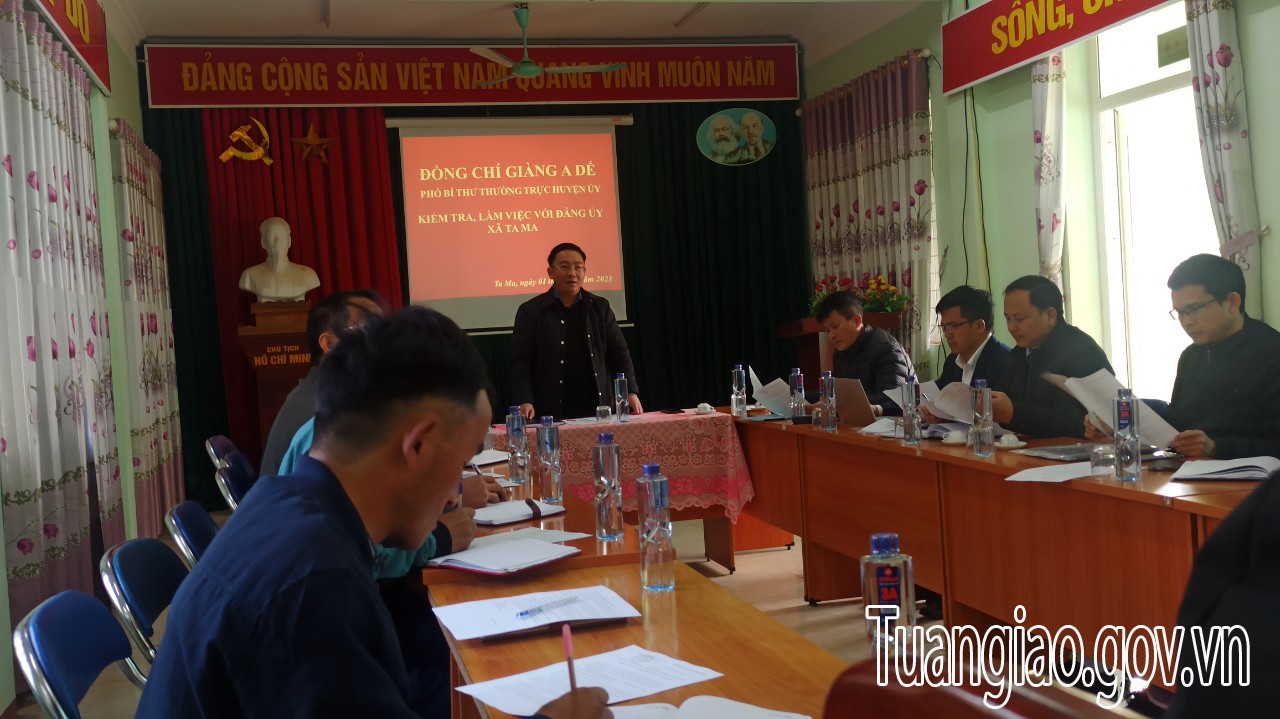 Đồng chí Giàng A Dế - Phó Bí thư Thường trực Huyện ủy kiểm tra tình hình thực hiện nhiệm vụ trước, trong và sau tết tại xã Ta Ma