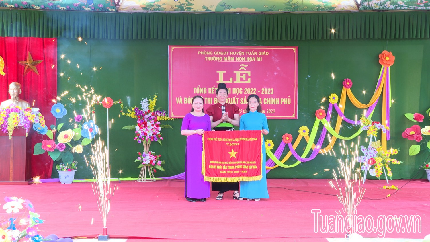 Trường Mầm non Họa Mi tổng kết năm học 2022 - 2023 và đón nhận danh hiệu Cờ thi đua của Chính phủ.