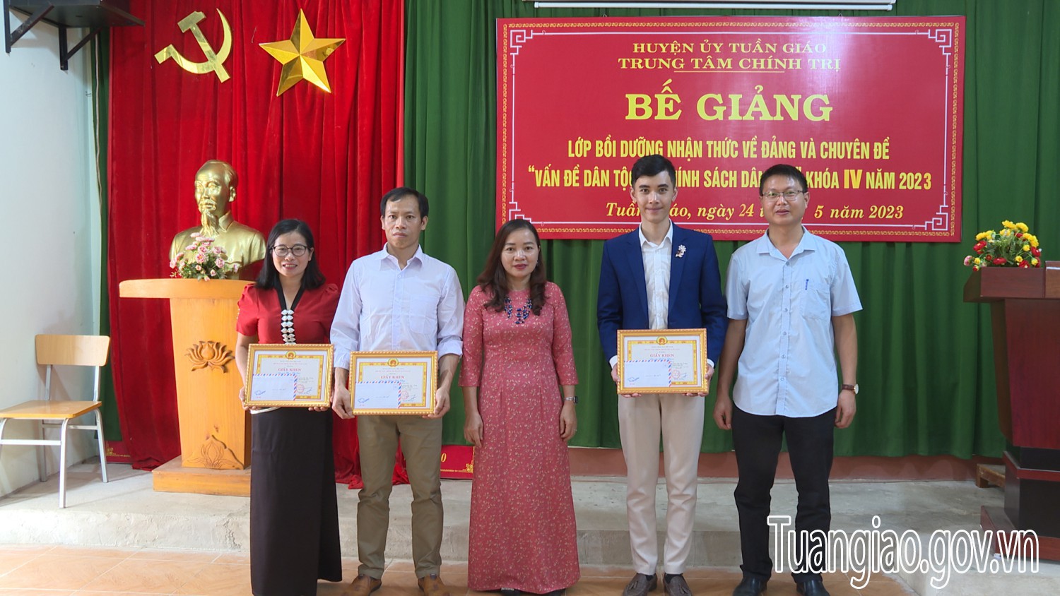 Bế giảng lớp bồi dưỡng nhận thức về đảng  và chuyên đề “Vấn đề dân tộc và chính sách dân tộc” khóa 4 năm 2023