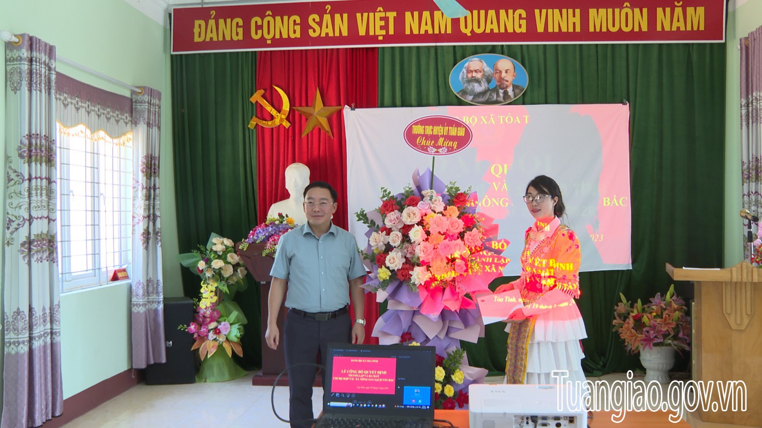 Công bố quyết định thành lập Chi bộ Hợp tác xã Nông sản sạch Tây Bắc