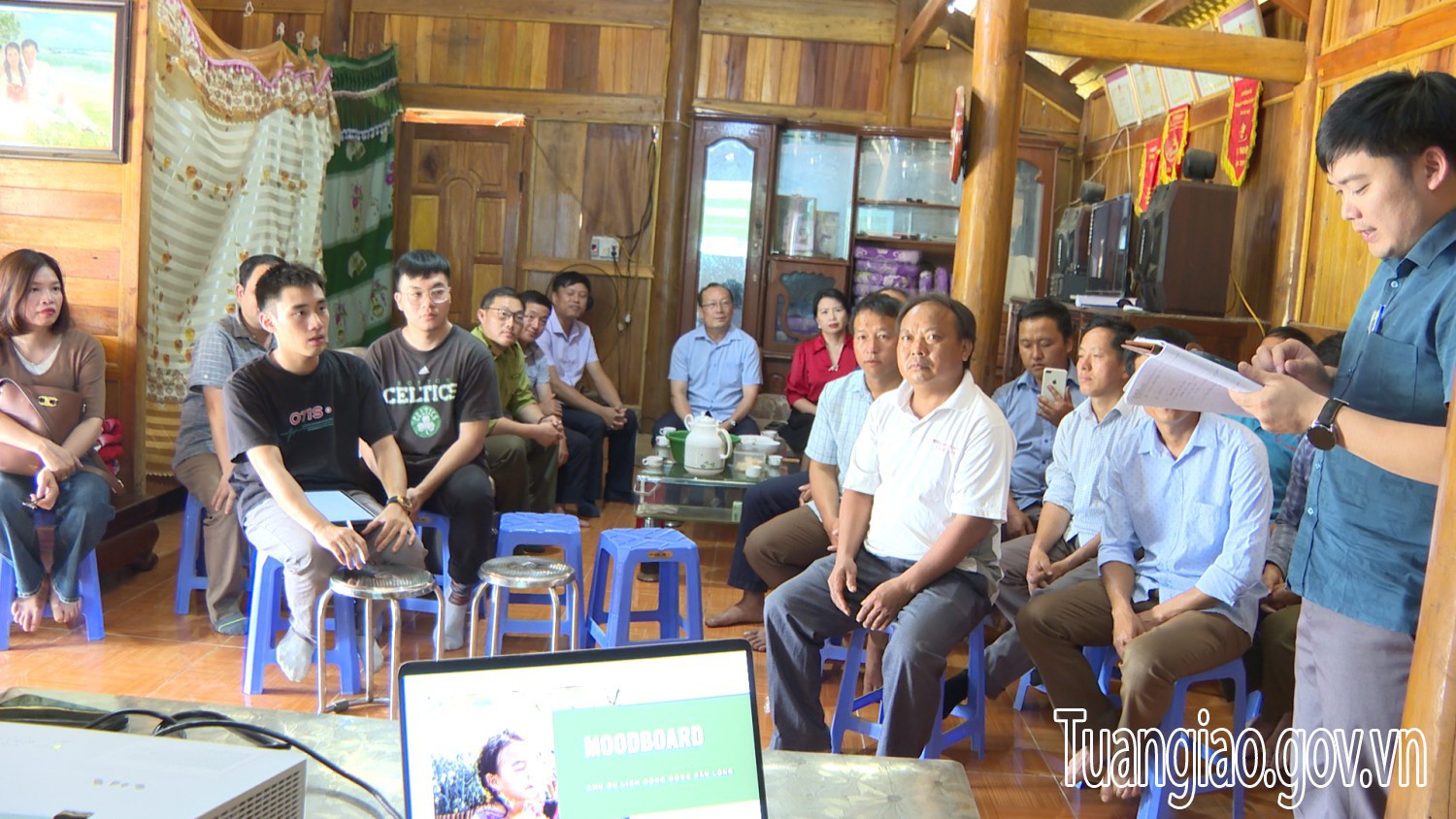 Cuộc họp lấy ý kiến đánh giá khảo sát thực hiện hiệu quả phát triển du lịch nông thôn trong xây dựng NTM tại bản Lồng.