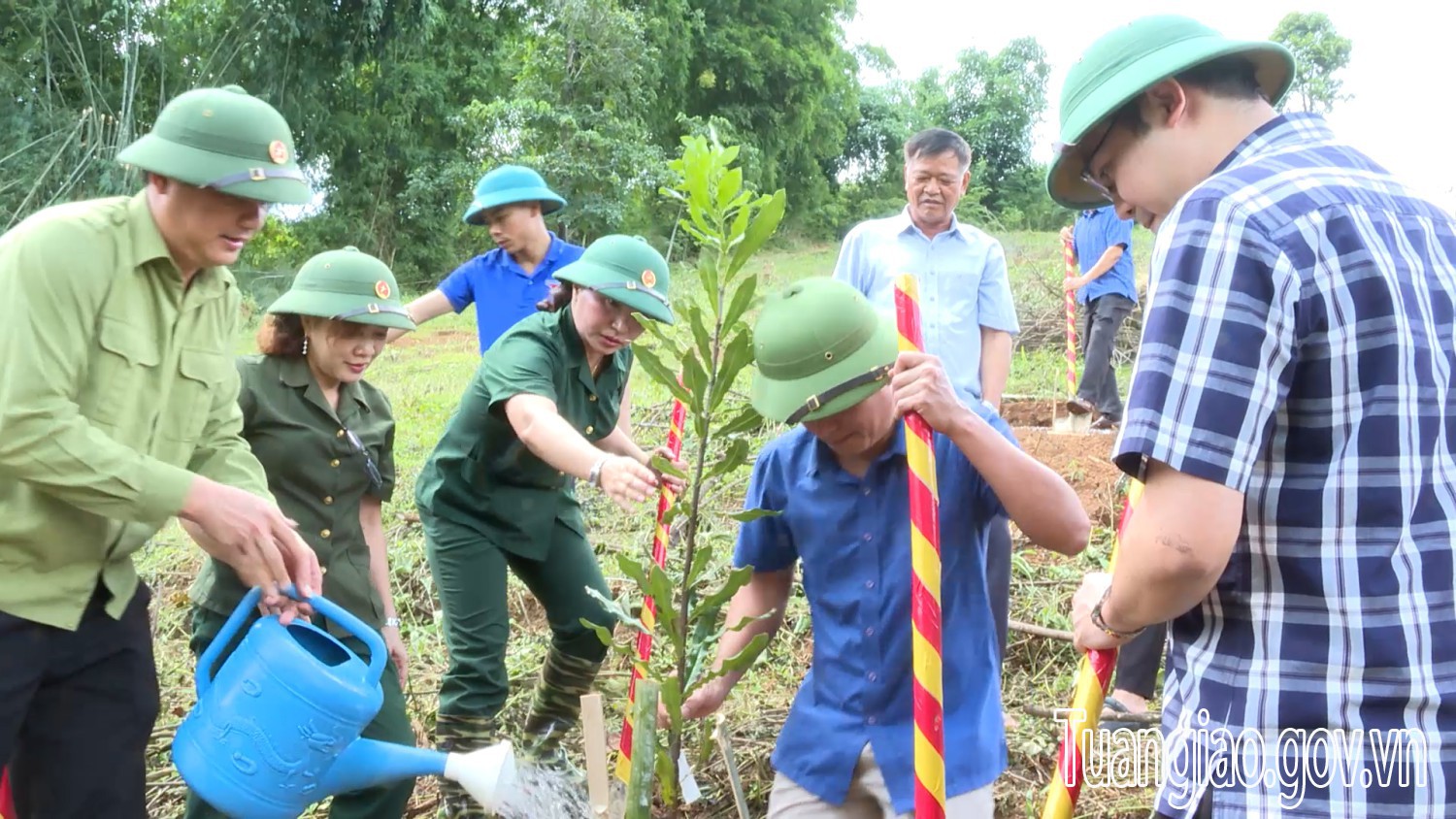 Tuần Giáo ra quân vận động tuyên truyền nhân dân trồng mắc ca
