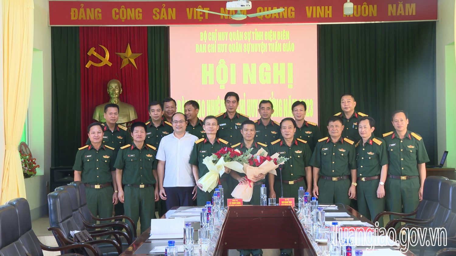 Bàn giao nhiệm vụ Chỉ huy trưởng Ban Chỉ huy Quân sự huyện Tuần Giáo