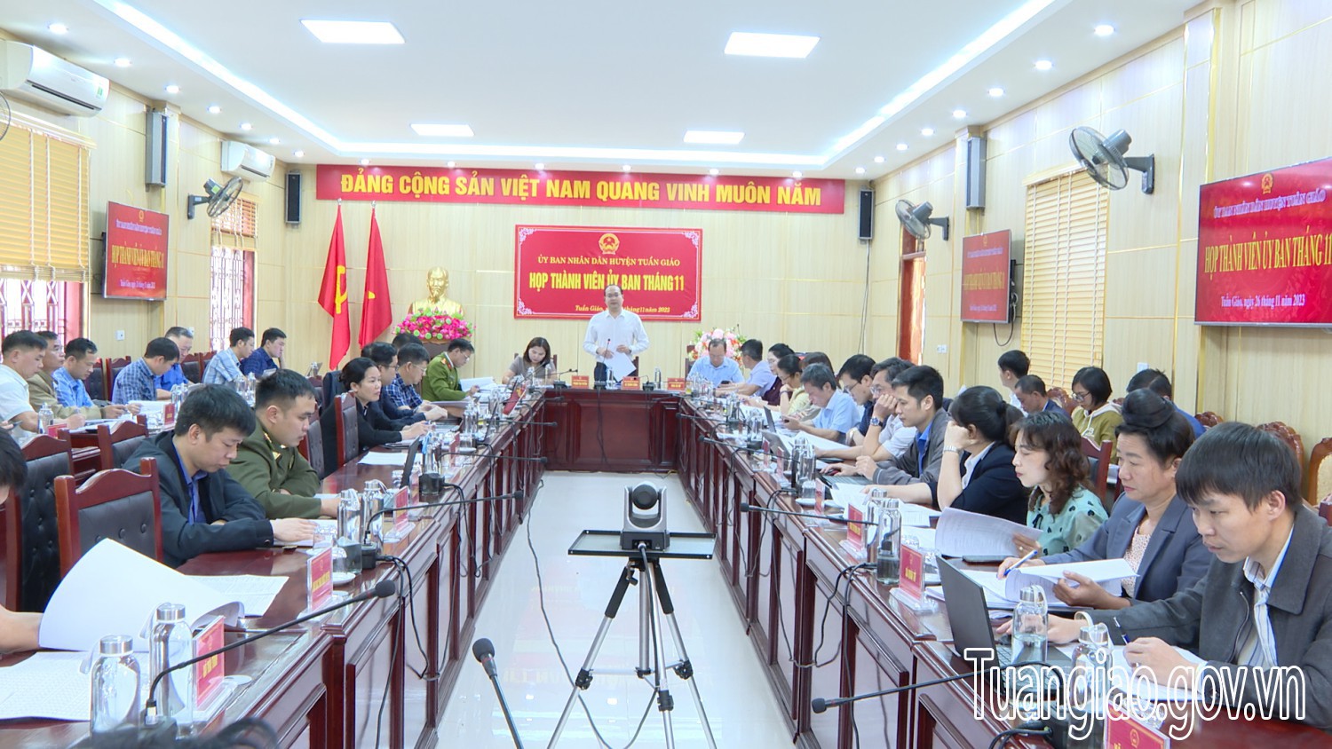 Họp thành viên UBND huyện Tuần Giáo tháng 11 năm 2023