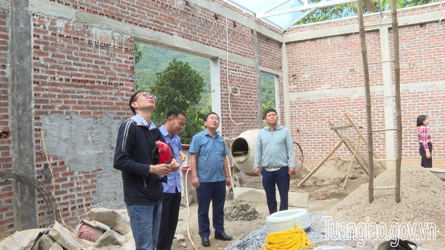 Đồng chí Giàng A Dế kiểm tra tiến độ làm nhà đại đoàn kết cho hộ tại xã Chiềng Sinh