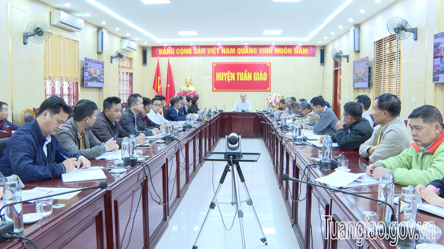 UBND huyện Tuần Giáo tổ chức Họp về thủ tục đăng ký và cấp giấy chứng nhận quyền sử dụng đất, quyền sở hữu nhà ở và tài sản khác gắn liền với đất lần đầu và chuyển đổi mục đích sử dụng đất