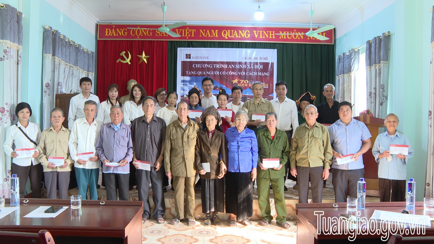 Ngân hàng Agribank chi nhánh Tây Hồ tặng 50 suất quà cho huyện Tuần Giáo