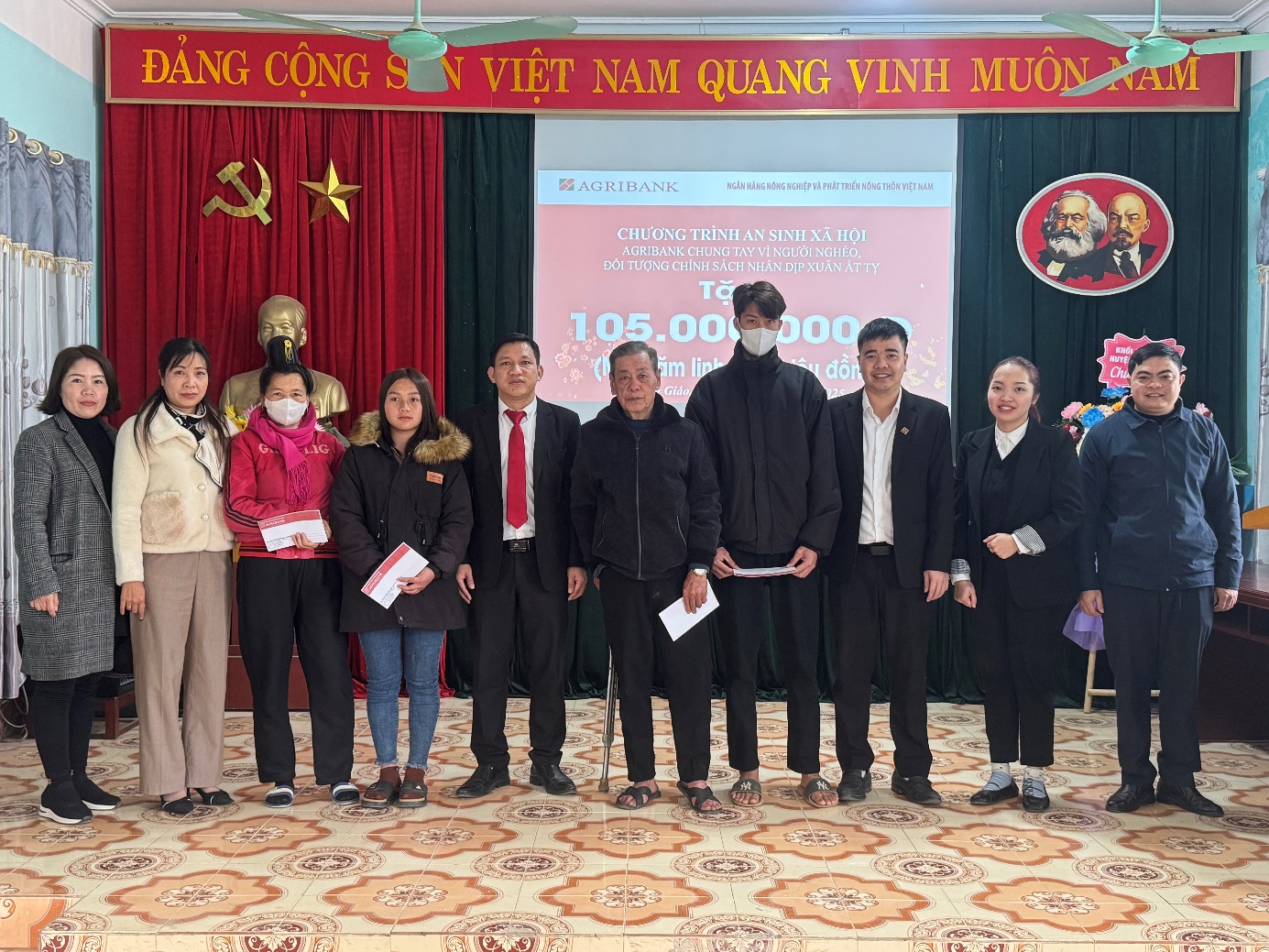 Agribank Tuần Giáo trao tặng 210 xuất quà tết cho hộ nghèo, đối tượng chính sách nhân dịp Xuân Ất Tỵ