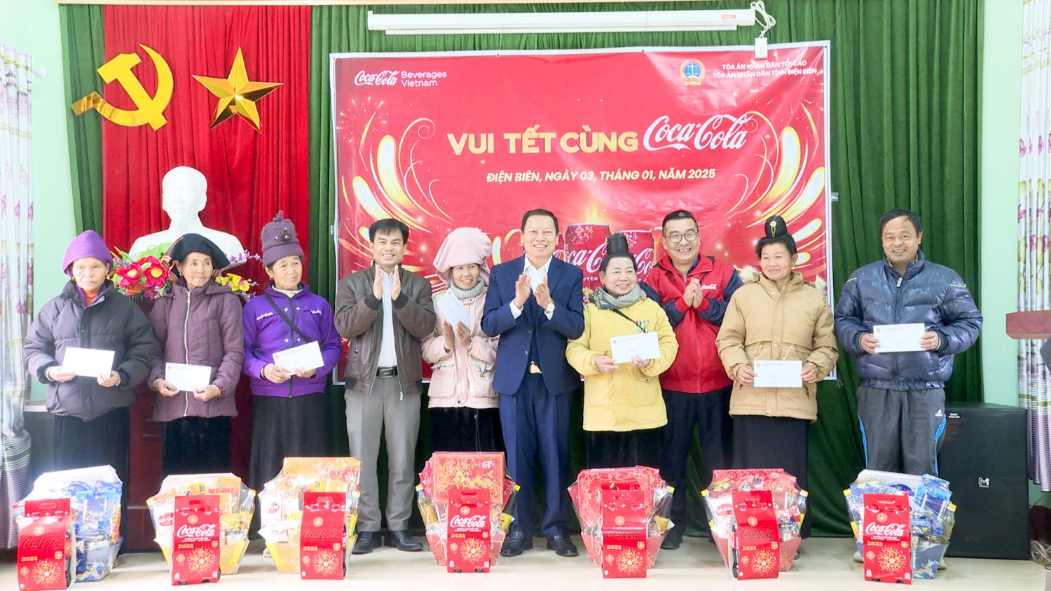 ông Lương Tiến Phương  Phó Chánh án Toà án nhân dân tỉnh, Lãnh đạo Đảng uỷ xã Chiềng Sinh trao quà tết cho hộ nghèo xã Chiềng Sinh