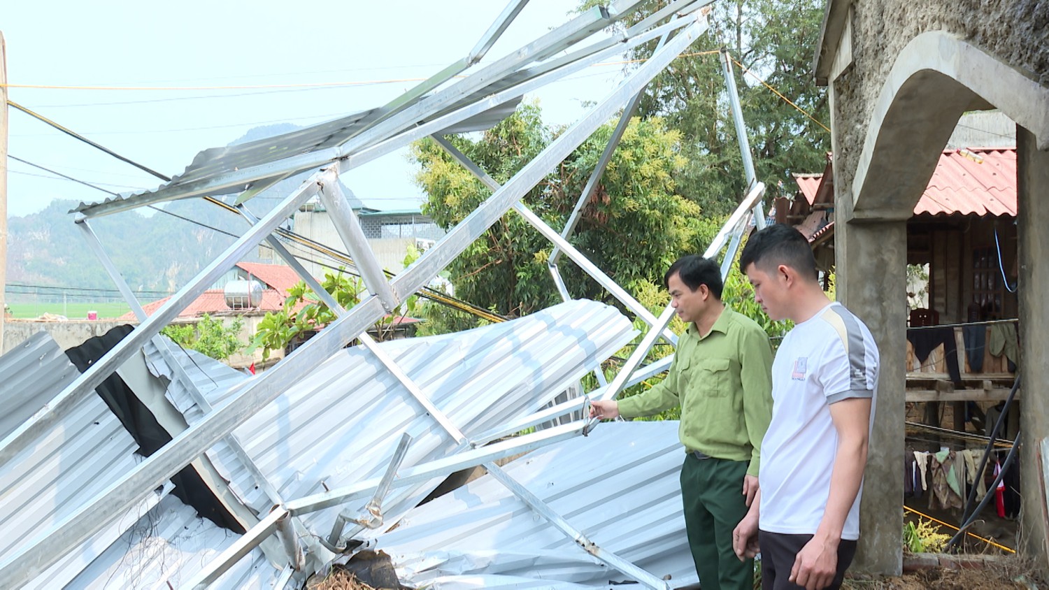 LÃNH ĐẠO XÃ CHIỀNG SINH KIỂM TRA TÌNH HÌNH SAU DÔNG LỐC TẠI BẢN KÉP