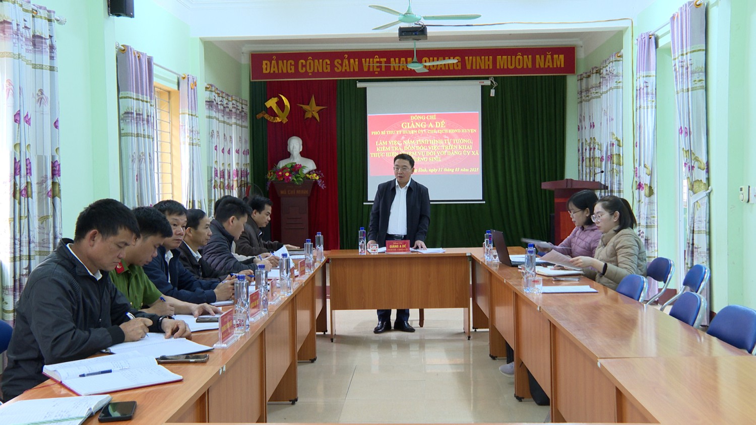 Đồng chí Giàng A Dế - Phó Bí thư Thường trực Huyện ủy làm việc với Đảng ủy xã Chiềng Đông, Chiềng Sinh