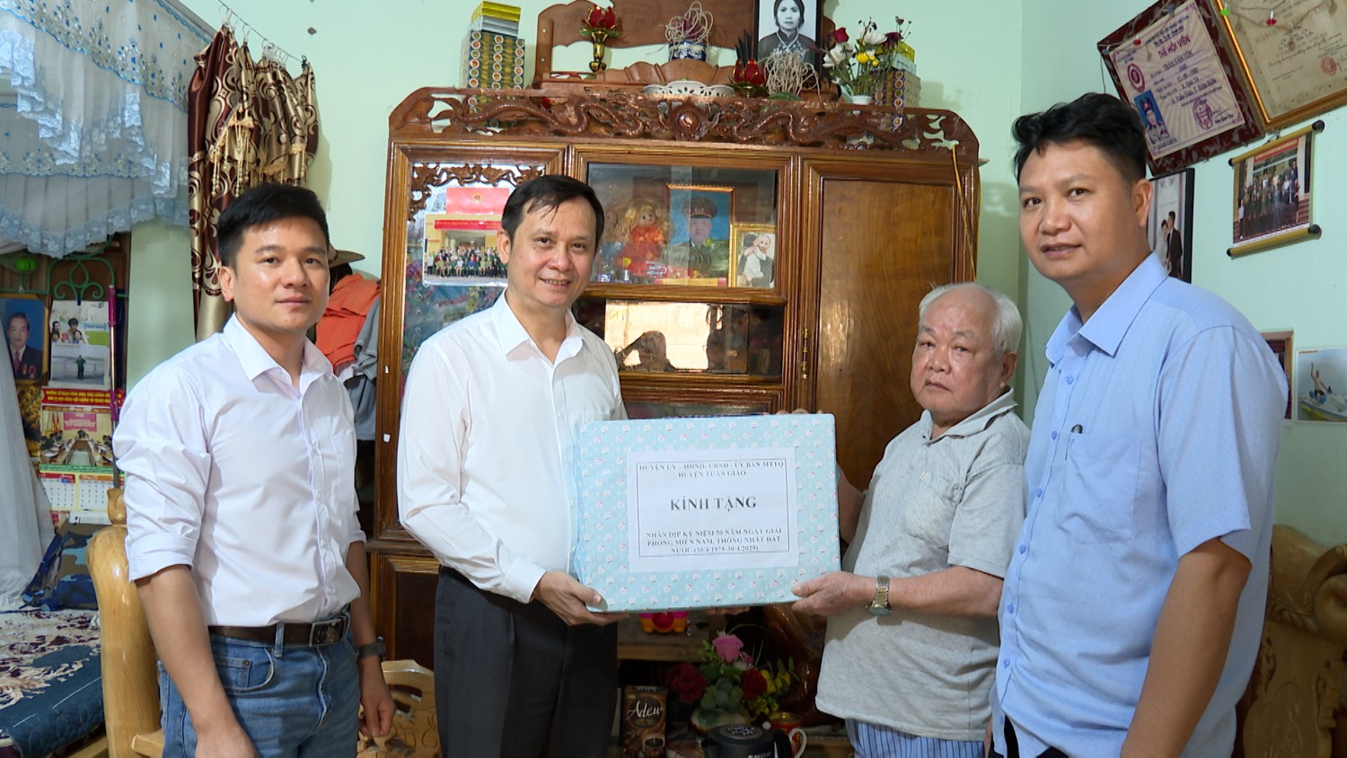 Bí thư Huyện ủy Tuần Giáo thăm, tặng quà các gia...