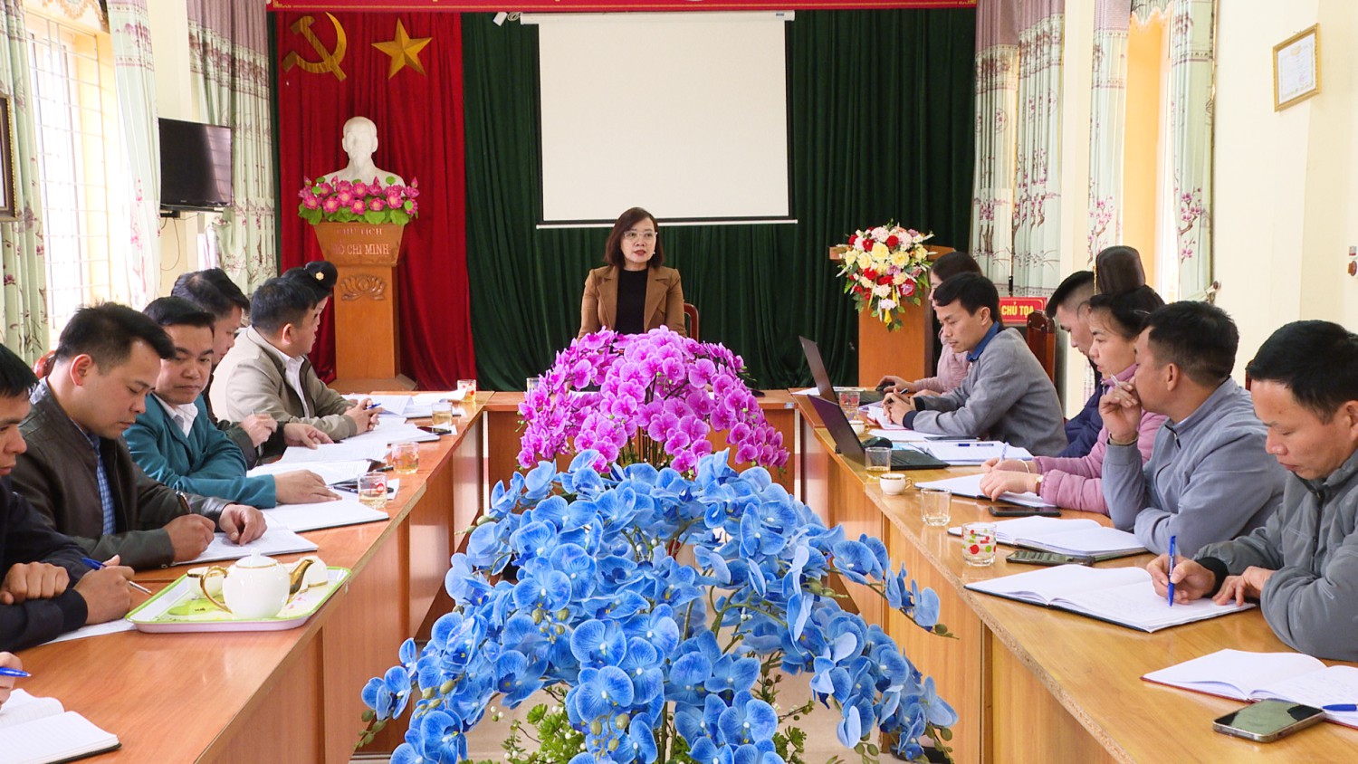 đồng chí Nguyễn Thị Thảo  UVBTV, Trưởng Ban Tuyên Giáo và Dân vận Huyện uỷ,, Giám đốc Trung tâm Chính trị huyện  phát biểu tại buổi làm việc