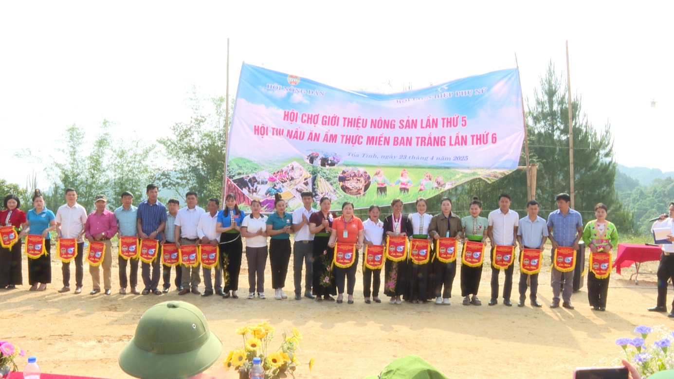 Tuần Giáo tổ chức thành công “Hội chợ trưng bày,...