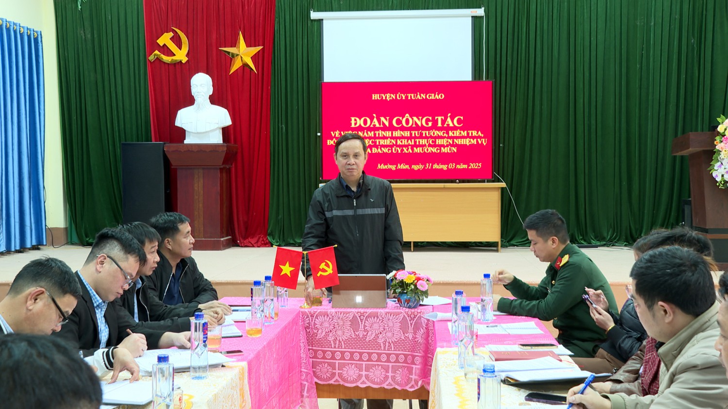 Làm việc với Đảng ủy xã Mường Mùn