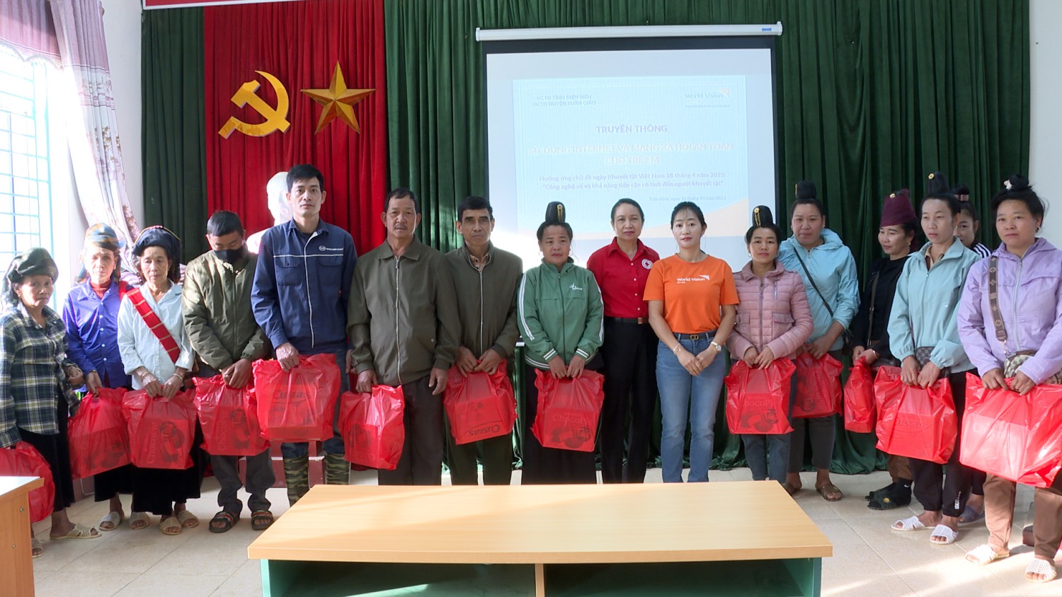 Trao quà nhân kỷ niệm ngày khuyết tật Việt Nam...